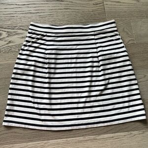 Tommy Hilfiger Striped Navy and White Women's Skirt with pockets - like new